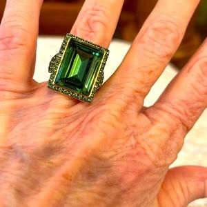 Emerald green ring